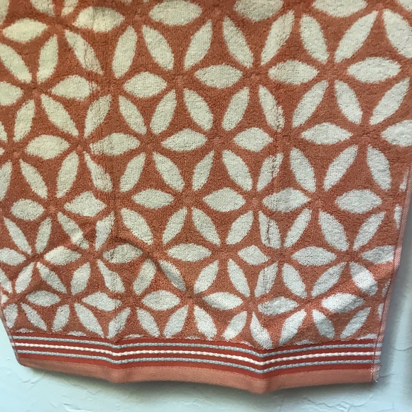 NWT SET OF 2 BATHROOM HAND TOWELS - Picture 1 of 4